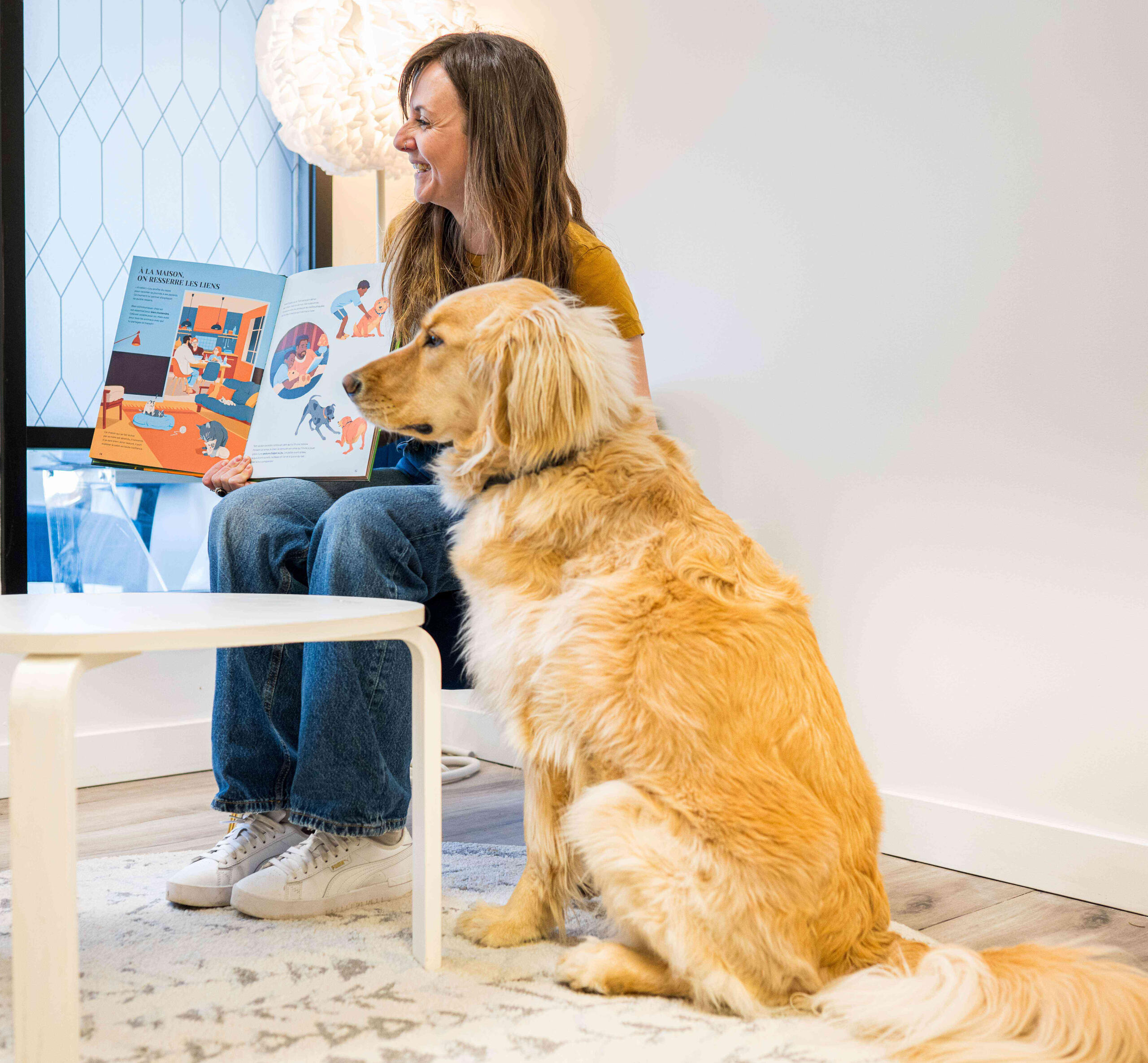 Myl&egrave;ne avec un chien partenaire dans le local de ZooSynergie.
