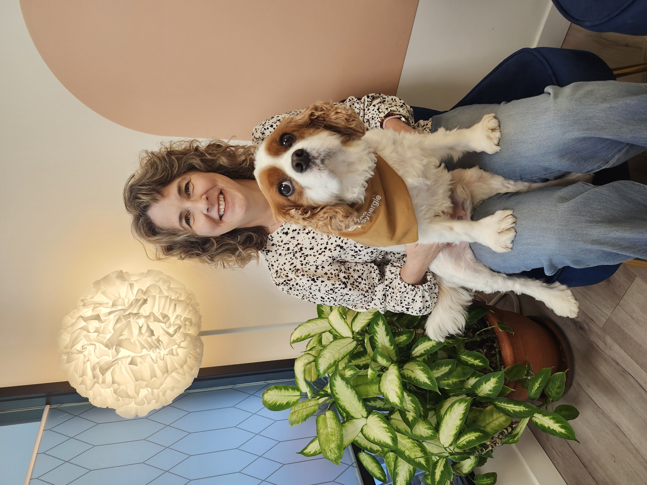 Julie Hervieux, travailleuse sociale, avec son chien T&eacute;o chez ZooSynergie.