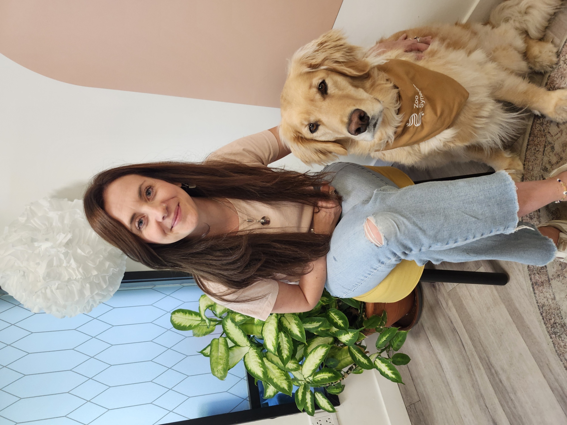 Myl&egrave;ne Quervel-Chaumette en interaction avec un chien partenaire dans le local de ZooSynergie.
